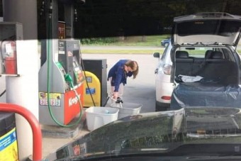 Ezért tankoltak zacskókba és vödrökbe pánikszerűen az amerikaiak