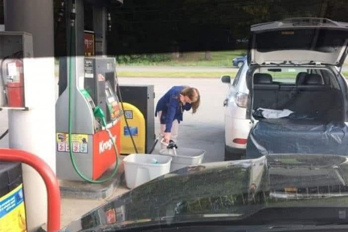 Ezért tankoltak zacskókba és vödrökbe pánikszerűen az amerikaiak