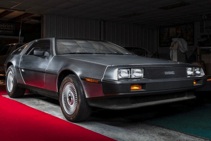 1985-be repít vissza ez a DeLorean