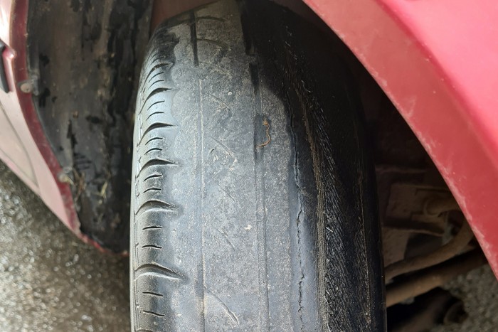 Ezekkel a gumikkal ő simán kiment a forgalomba