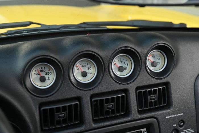 Pokolbéli csábító ez a rikító Viper 9