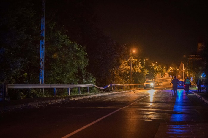 Bizarr baleset Debrecenben: egy autó a rendőrség udvarára zuhant 1