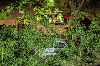 Bizarr baleset Debrecenben: egy autó a rendőrség udvarára zuhant