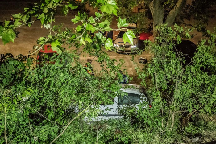 Bizarr baleset Debrecenben: egy autó a rendőrség udvarára zuhant