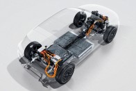 Új motorok a Mercedes kompakt villanyautójában 7