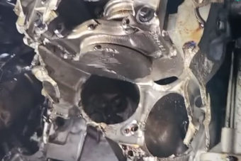 Fokozatba téve vontatták a Jeepet, durván szétrobbant a motorja