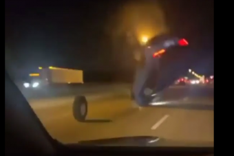 Kiszakadt kamionkerék repítette égbe az autót