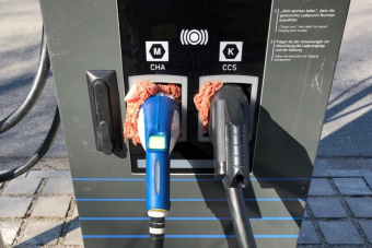 Darált húst tömtek egy villanyautó-töltőbe Münchenben