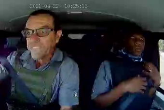 Így vezet egy profi, miközben meg akarják ölni