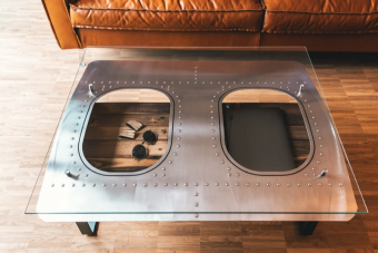 Egy darab repülőgép jól mutatna a nappaliban asztalként?