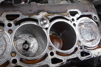 Magyar szerelő mutatja meg, milyen szomorú látvány egy Alfa Romeo halott motorja 