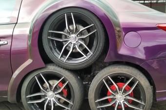 Teljesen értelmetlen, mégis lenyűgöző ez a tuningolt Toyota