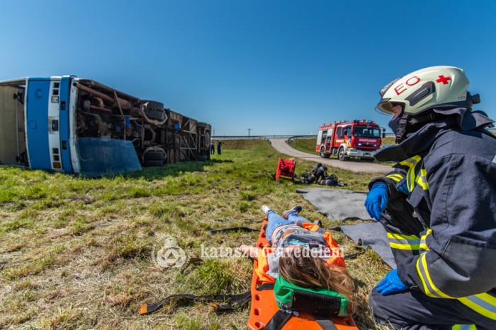 Durva baleset villanyautóval, teherautóval, az M25-ön, elméletben