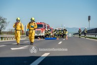 Durva baleset villanyautóval, teherautóval, az M25-ön, elméletben 21