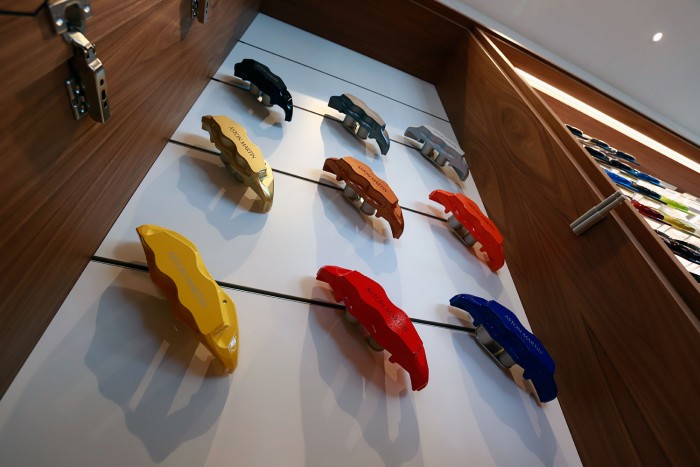 Hogyan és milyen Aston Martint vásárolnak a magyar milliárdosok? 11