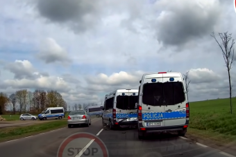 Konvojban haladó rendőrök csattantak össze Lengyelországban