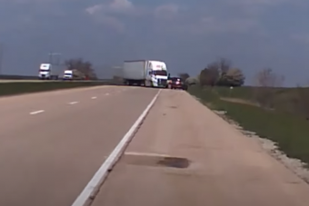 Ez minden autós rémálma, szembe száguldott a kamion