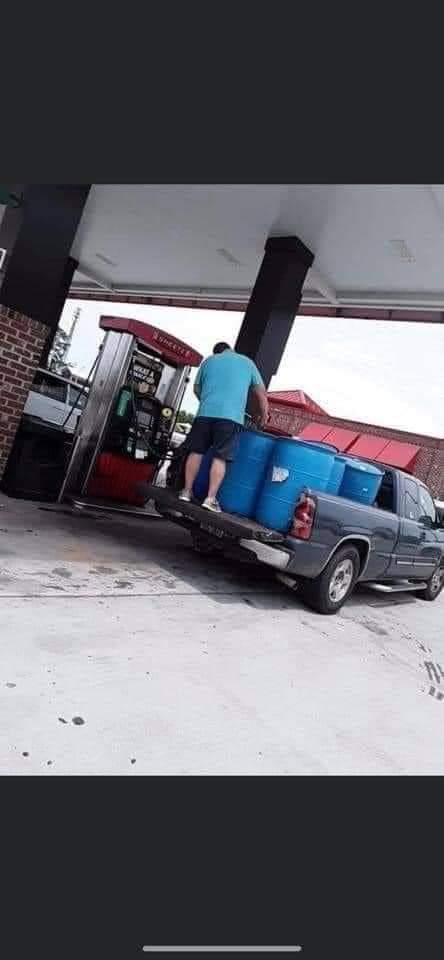 Zacskóba és vödörbe tankolnak Amerikában a pánikoló autósok 2