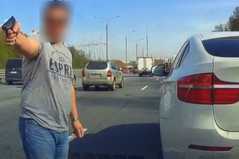 Nem engedték besorolni, pisztolyt rántott a dühös autós