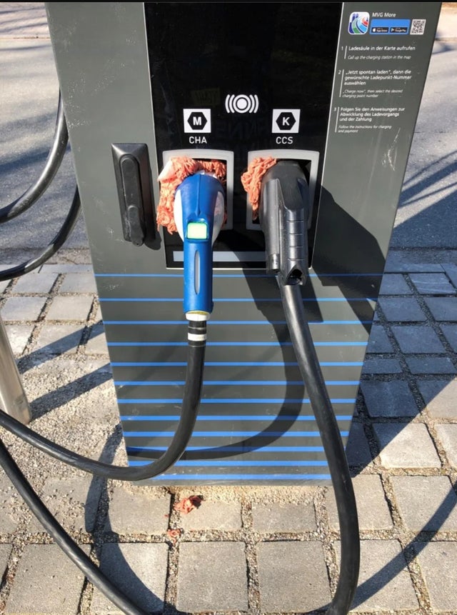 Darált húst tömtek egy villanyautó-töltőbe Münchenben 1 | Vezess Darált húst tömtek egy villanyautó-töltőbe Münchenben 1