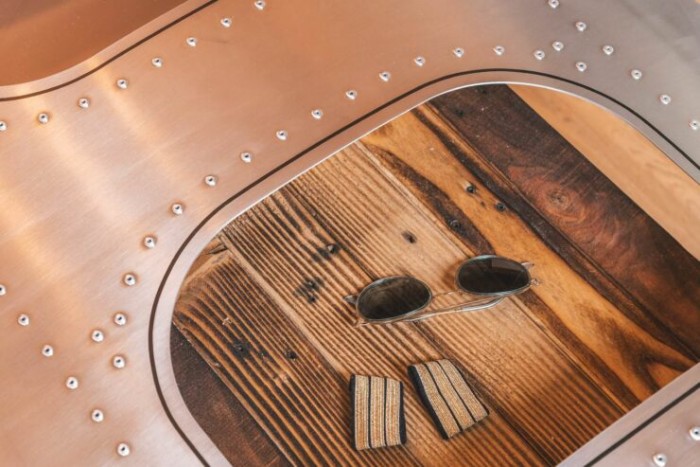 Egy darab repülőgép jól mutatna a nappaliban asztalként? 2