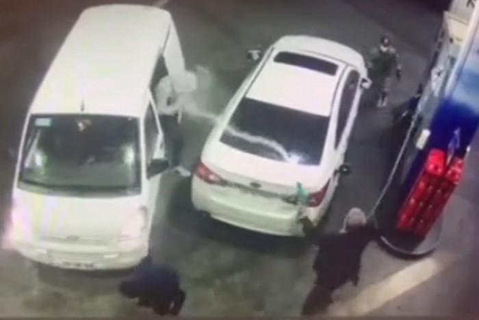 Tankolás közben akarták ellopni az autóját, a töltőpisztoly lett az önvédelmi fegyver