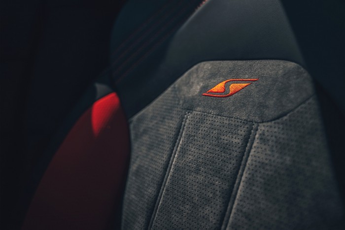 Sportverzió készült a Bentley luxusterepjárójából 9