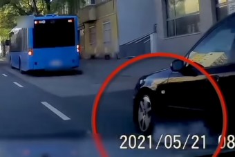 Álló BKV-buszba csapódtak Budapesten, videóra vették