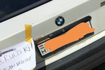 Vicces üzenetet ragasztottak egy ittas vezető autójára Miskolcon