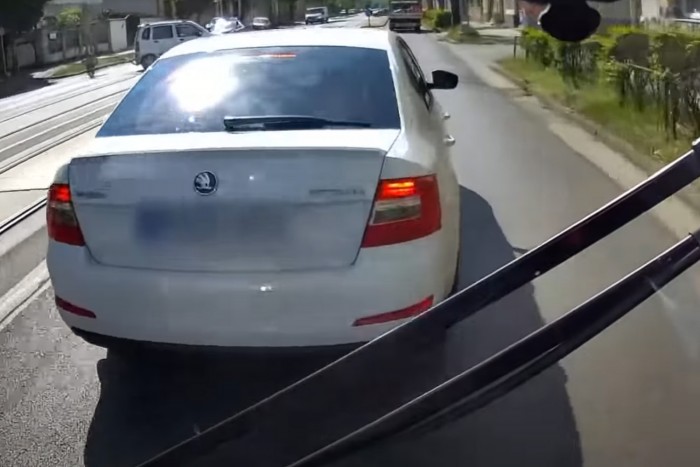 Állóra fékezte a Škodát a busz előtt Pesten, nagyon rossz vége lett