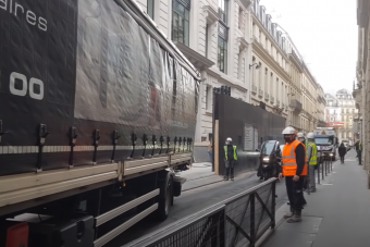 Le a kalappal: profi módon állt be lehetetlen helyre a kamionos