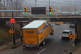 Konzervnyitóként skalpolja a teherautókat egy híd