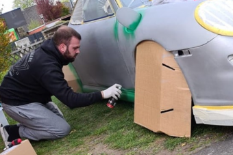 Hős vagy idióta, aki az utcán, flakonos festékkel fényez le egy Porschét?