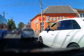 Jobbról nyomuló, agresszívan mutogató tahó autóst videóztak Budapesten