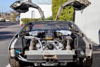 Ez a DeLorean kapott egy dupla turbós motort, aminél jobb nem is történhetett volna vele
