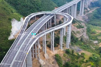 Értelmetlennek tűnő szakasz került egy kínai autópályára, de van benne ráció