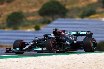 F1: Bottas beleköpött Hamilton levesébe