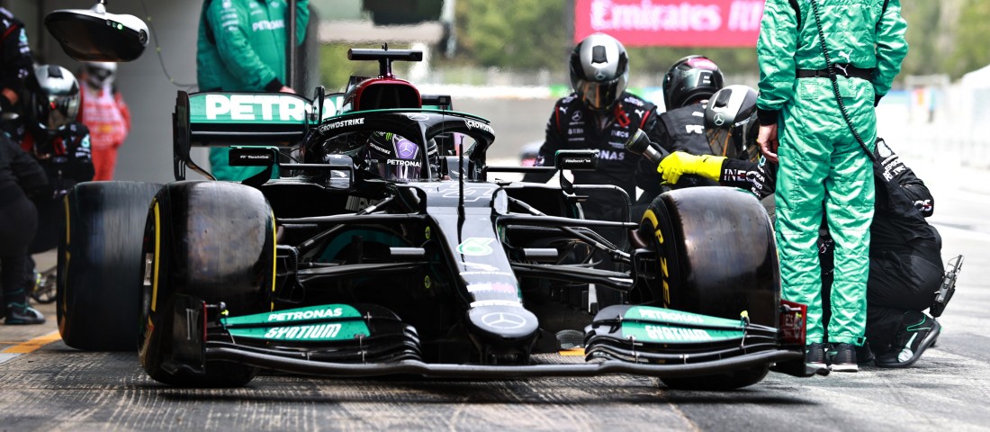 F1: Hamilton nyerte a taktikai háborút Verstappen ellen