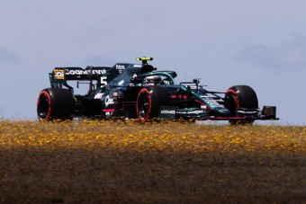 Vettel: A csapattársamnak jobb autója van