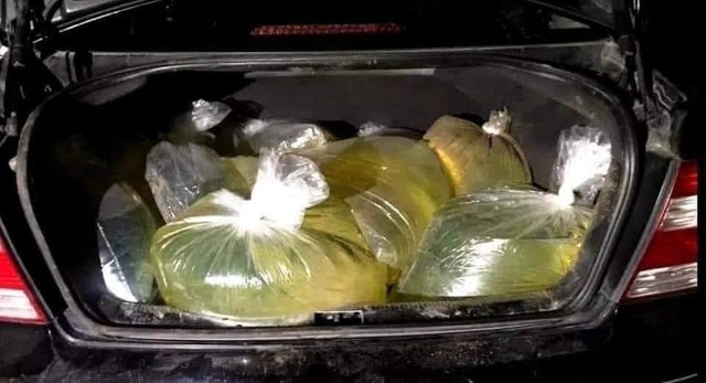 Zacskóba és vödörbe tankolnak Amerikában a pánikoló autósok 1