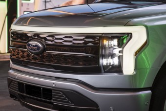 Iszonyú erővel támad a Ford elektromos pickupja