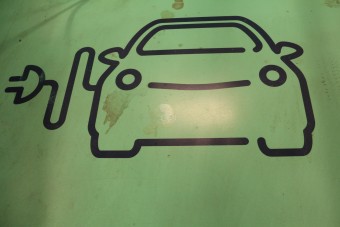 Milliókat adnak a forgalmazók villanyautó-vásárlóknak