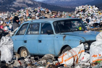 Parkolj a szeméttelepen, ez egy előkelő utca!