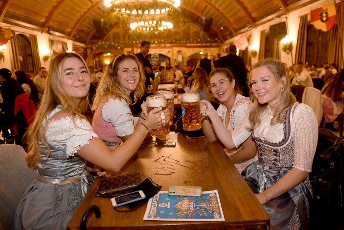 Rekordáron a sör, mégis tele voltak a sátrak az Oktoberfesten