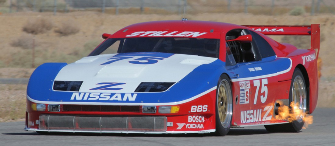 Versenyautó a 90-es évekből, csak a startra vár