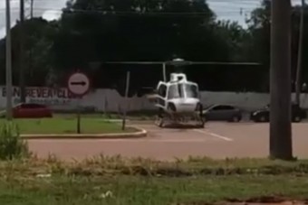 Pörgő rotorral állt a helikopter az út mellett, aztán jött egy teherautó