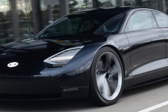 Elegáns villanyszedánnal bővít a Hyundai