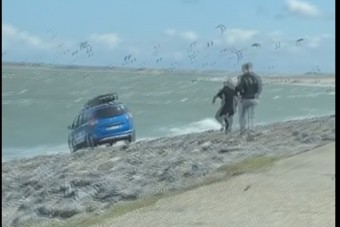 Elfelejtették a kéziféket, a tengerben kötött ki a Dacia