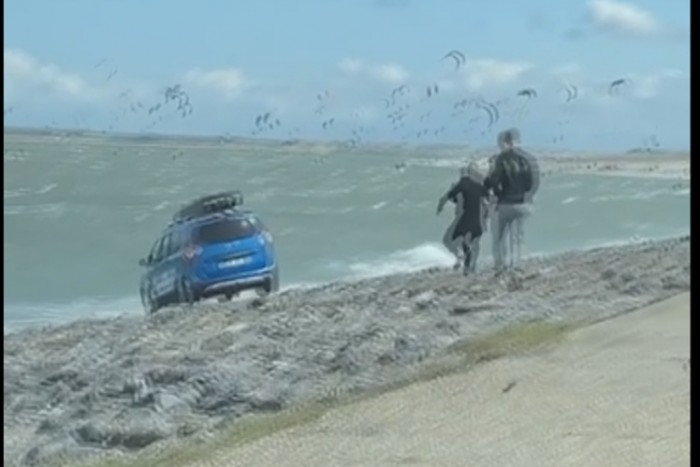 Elfelejtették a kéziféket, a tengerben kötött ki a Dacia