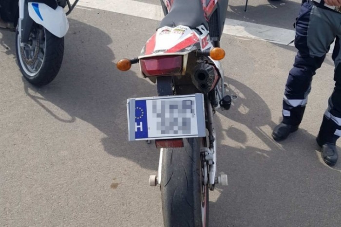 Házilag tákolt rendszámmal akarta átverni a rendőröket, nem sikerült